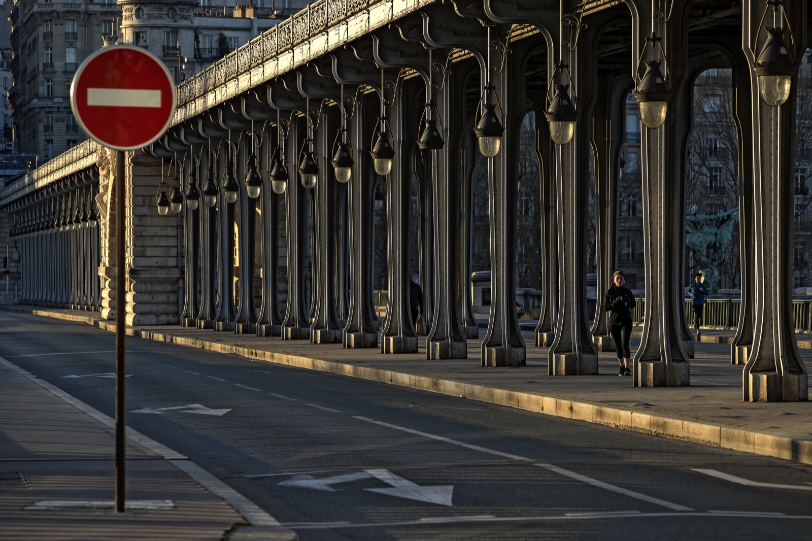 Pont de Bir-Hakeim au petit matin, colonnades dorées par le soleil, Paris