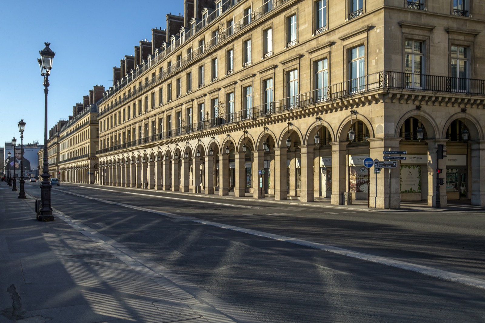 Arcades de la rue de Rivoli désertes dans la lumière du matin, Paris